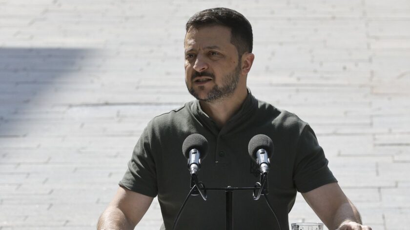 Remaniement en Ukraine : le pays a "besoin d'une nouvelle énergie" justifie Volodymyr Zelensky
"Certains d'entre eux ont été ministres depuis cinq ans", a déclaré mercredi le président ukrainien à propos du remaniement d'ampleur qui est en cours.